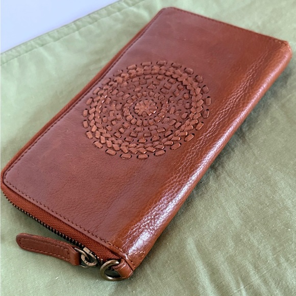 Vilenca Holland Handbags - Elegant Tan Leather Wallet with Embossed Design